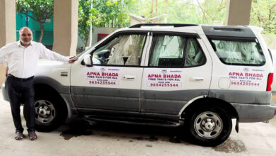 Apna Bhada officially handing over keys of brand new taxis to the drivers free of cost