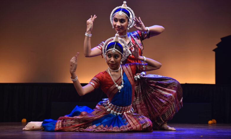 Manch Pravesh, Diya & Risa D’souza, Odissi dance, Smt. Mitali Raul, Ekla Chalo, Moksha, Smt. Jhelum Paranjpe, Odissi dancers, pure nritta